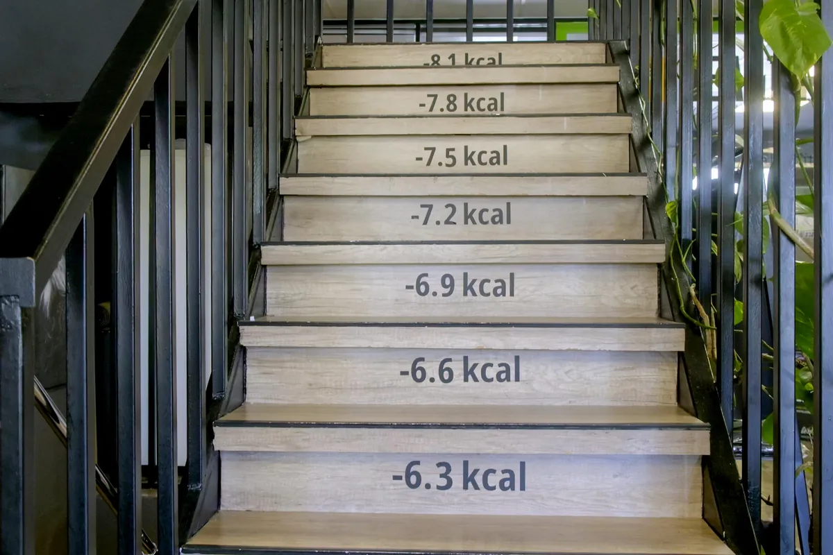 Body Health stüdyosunda kalori yazılı merdiven basamakları